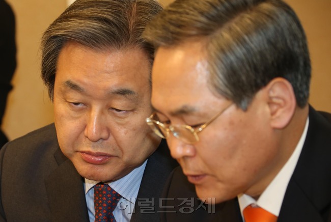 김무성 새누리당 대표와 우윤근 새정치민주연합 원내대표가 4일 오전 국회 귀빈식당에서 열린 의정대상 시상식에서 만나 이야기하고 있다. 양당 대표와 원내대표는 지난해 예산안을 법정기한 안에 처리한 것과 관련해 특별공로상을 받았다. [이길동 기자/gdlee@heraldcorp.com]