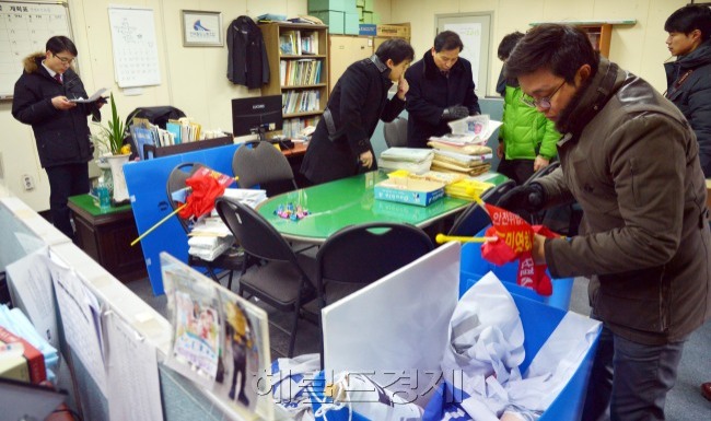 앞으로  압수수색영장 집행시 수사기관이 우연히 발견한 증거에 대해서 법원의 영장없이도 압수할 수 있도록 하는 플래인 뷰(PlainView) 제도가 도입되면 압수수색의 강도는 지금보다 훨씬 커질 것으로 예상된다. 사진은 수사기관이 법원의 영장을 받아 압수수색을 벌이고 있는 모습. 김명섭 기자/msiron@heraldcorp.com