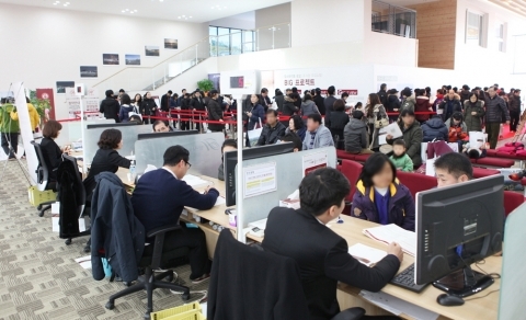 지난 2∼3일 청약 접수 결과 평균 경쟁률 422대1로 172실 모두 마감된 경기 수원 광교신도시 ‘힐스테이트 광교’ 오피스텔 견본주택 풍경