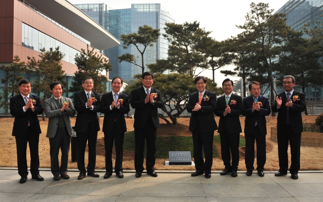 <YONHAP PHOTO-1332> 포스코 인재창조원 개원 기념 식수 (서울=연합뉴스) 4일 인천 송도 포스코R&D센터에서 열린 '포스코 인재창조원 개원식'에서 참석자들이 기념 식수 후 기념촬영을 하고 있다. 왼쪽부터 포스코 가치경영실장 조청명 전무, 포스코ICT 최두환 사장, 포스코 경영인프라본부장 윤동준 부사장, 대우인터내셔널 전병일 사장, 포스코 철강생산본부장 김진일 사장, 포스코 권오준 회장, 포스코인재창조원 박귀찬 원장, 포스코건설 황태현 사장, 포스코에너지 황은연 사장. 2015.2.4 << 포스코 제공 >> photo@yna.co.kr/2015-02-04 15:34:08/ <저작권자 ⓒ 1980-2015 ㈜연합뉴스. 무단 전재 재배포 금지.>
<YONHAP PHOTO-1332> 포스코 인재창조원 개원 기념 식수 (서울=연합뉴스) 4일 인천 송도 포스코R&D센터에서 열린 '포스코 인재창조원 개원식'에서 참석자들이 기념 식수 후 기념촬영을 하고 있다. 왼쪽부터 포스코 가치경영실장 조청명 전무, 포스코ICT 최두환 사장, 포스코 경영인프라본부장 윤동준 부사장, 대우인터내셔널 전병일 사장, 포스코 철강생산본부장 김진일 사장, 포스코 권오준 회장, 포스코인재창조원 박귀찬 원장, 포스코건설 황태현 사장, 포스코에너지 황은연 사장. 2015.2.4 << 포스코 제공 >> photo@yna.co.kr/2015-02-04 15:34:08/ <저작권자 ⓒ 1980-2015 ㈜연합뉴스. 무단 전재 재배포 금지.>