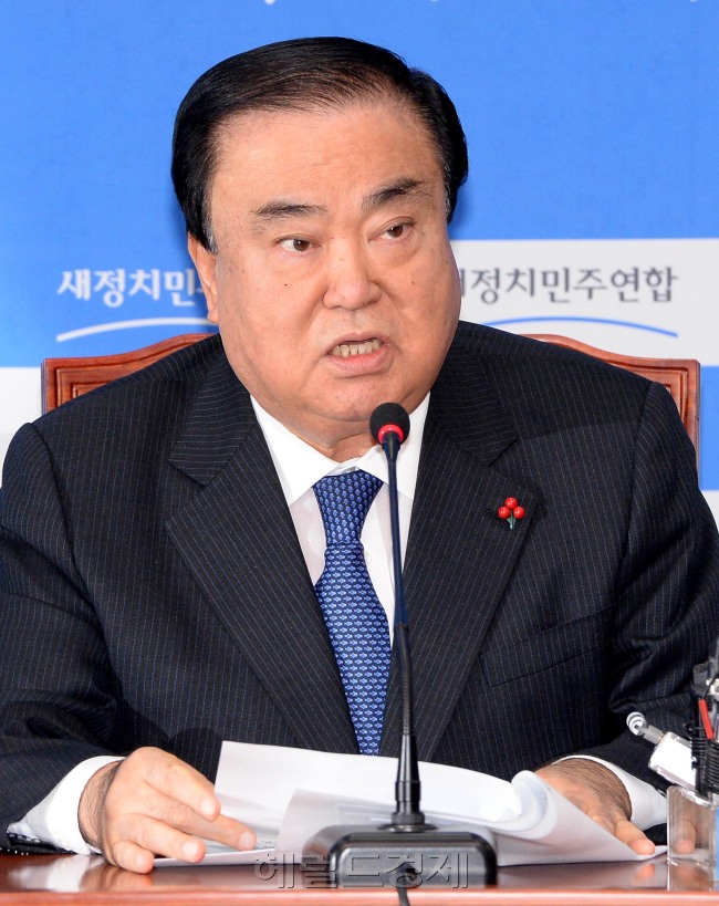 문희상 새정치민주연합 비상대책위원장이 30일 오전 국회 대표회의실에서 열린 취임 100일 기자 간담회에서 모두발언을 하고 있다.이길동기자.gdlee@heraldcorp.com