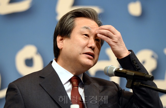 새누리당 김무성 대표가 5일 오전 서울 중구 소공동 웨스틴조선호텔에서 열린 경총포럼에서 한국경제 긴급진단! 기업의 대응전략!을 주제로 발표하고 있다.  [박현구 기자/phko@heraldcorp]