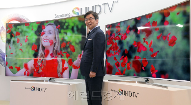 김현석 삼성전자 영상디스플레이사업부장(사장)이 5일 서울 역삼동 더 라움에서 열린 미디어데이에서 새로운 프리미엄급 TV인‘ SUHD TV’를 소개하고 있다. 안훈 기자/rosedale@heraldcorp.com
