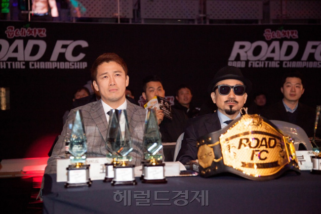 로드FC(대표 정문홍, 사진 왼쪽)와 프렌딩의 장학사업 협력을 계기로 봉사활동에도 참여하게 된 가수 박상민 씨. 그는 로드FC 부대표로도 활동중이다.