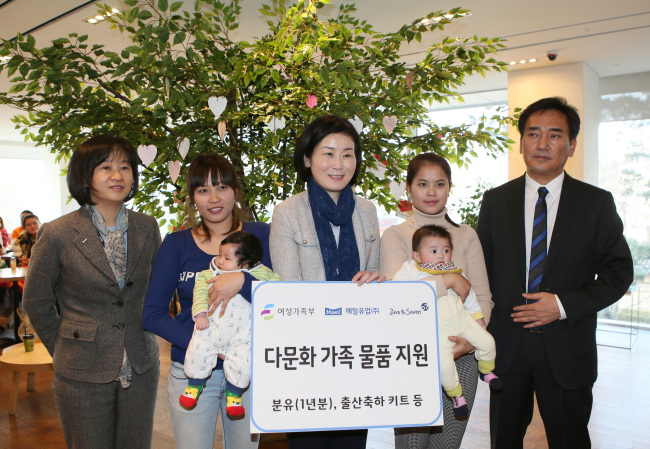 <YONHAP PHOTO-1691> 다문화가족 출산 물품 전달식 (서울=연합뉴스) 김희정 여성가족부 장관이 5일 오후 서울 종로구 매일유업 사옥에서 매일유업 김선희 대표(왼쪽)와 제로투세븐 조성철 대표(오른쪽)와 함께 다문화가족에게 분유와 출산에 필요한 물품을 전달한 후 기념촬영을 하고 있다. 2015.2.5 << 여성가족부 제공 >> photo@yna.co.kr/2015-02-05 18:37:48/ <저작권자 ⓒ 1980-2015 ㈜연합뉴스. 무단 전재 재배포 금지.>
<YONHAP PHOTO-1691> 다문화가족 출산 물품 전달식 (서울=연합뉴스) 김희정 여성가족부 장관이 5일 오후 서울 종로구 매일유업 사옥에서 매일유업 김선희 대표(왼쪽)와 제로투세븐 조성철 대표(오른쪽)와 함께 다문화가족에게 분유와 출산에 필요한 물품을 전달한 후 기념촬영을 하고 있다. 2015.2.5 << 여성가족부 제공 >> photo@yna.co.kr/2015-02-05 18:37:48/ <저작권자 ⓒ 1980-2015 ㈜연합뉴스. 무단 전재 재배포 금지.>