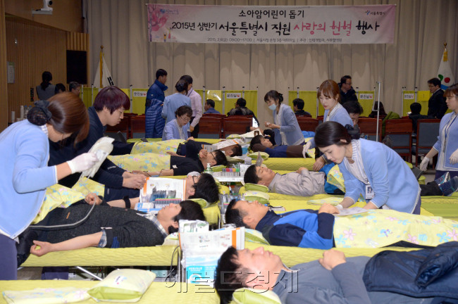 서울특별시가 6일 본청에서 실시한 사랑의 현혈 행사.  약250명의 헌혈자들이 참가하였다.<br />정희조 기자/checho@heraldcorp.com  150206
서울특별시가 6일 본청에서 실시한 사랑의 현혈 행사.  약250명의 헌혈자들이 참가하였다.
정희조 기자/checho@heraldcorp.com  150206