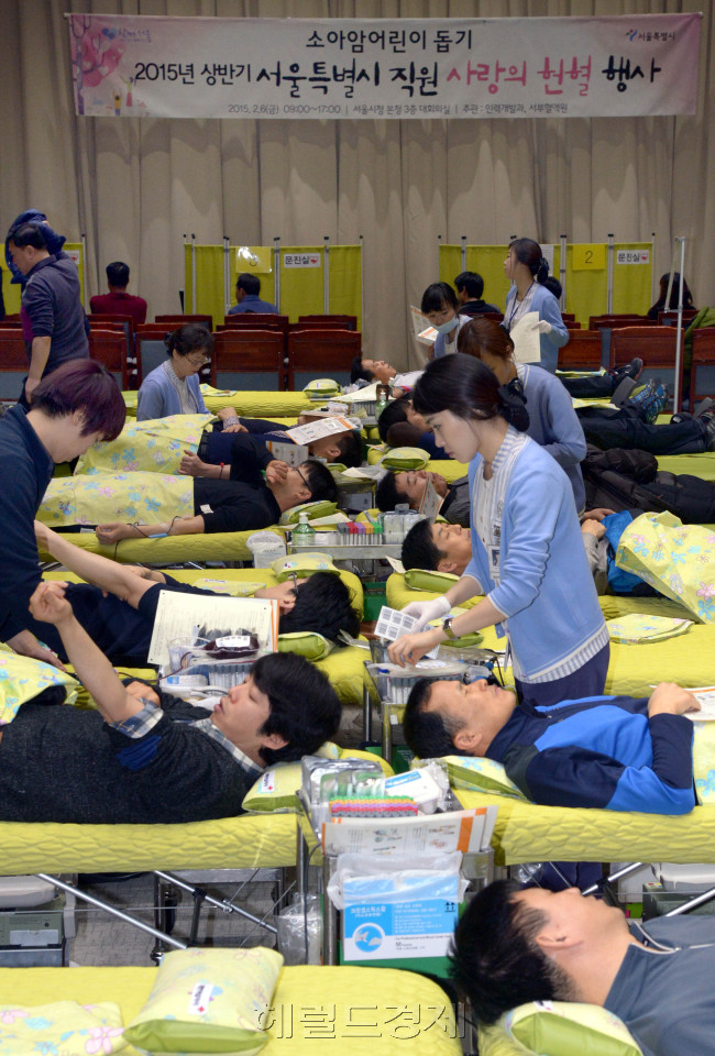 서울특별시가 6일 본청에서 실시한 사랑의 현혈 행사.  약250명의 헌혈자들이 참가하였다.<br />정희조 기자/checho@heraldcorp.com  150206
서울특별시가 6일 본청에서 실시한 사랑의 현혈 행사.  약250명의 헌혈자들이 참가하였다.
정희조 기자/checho@heraldcorp.com  150206