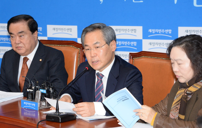 우윤근 새정치민주연합원내대표가  6일 오전 국회에서 열린 확대간부회의에서 모두발언을 하고 있다.이길동기자.gdlee@heraldcorp.com
우윤근 새정치민주연합원내대표가  6일 오전 국회에서 열린 확대간부회의에서 모두발언을 하고 있다.이길동기자.gdlee@heraldcorp.com