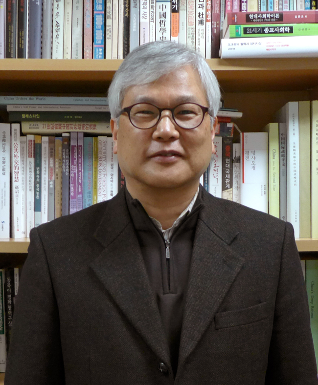 Professor Lee Hee-ok at Sungkyunkwan University speaks to The Korea Herald about the China-North Korea relations at his office in Seoul last week.   (Joel Lee/The Korea Herald)
