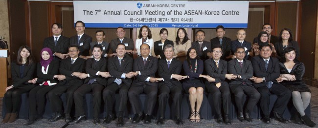 Participants pose for a photograph at the seventh annual council meeting of the ASEAN-Korea Center at Lottel Hotel in Seoul last week.   ASEAN-Korea Center
Participants pose for a photograph at the seventh annual council meeting of the ASEAN-Korea Center at Lottel Hotel in Seoul last week.   ASEAN-Korea Center