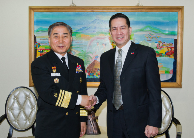 Vice Admiral Koo Ok-hyoe (left), superintendent of the Republic of Korea Naval Academy, shakes hands with the Philippines Ambassador to Korea Raul S. Hernandez at an award ceremony at the embassy on Jan. 29.   (Republic of Korea Naval Academy)