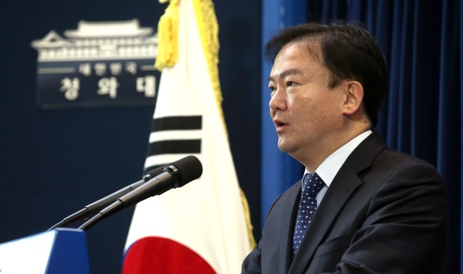 <YONHAP PHOTO-0406> 차관 인사 발표하는 민경욱 대변인 (서울=연합뉴스) 도광환 기자 = 민경욱 청와대 대변인이 8일 오전 춘추관에서 3개 부처의 차관 인사를 발표하고 있다. 2015.2.8 dohh@yna.co.kr/2015-02-08 10:18:59/ <저작권자 ⓒ 1980-2015 ㈜연합뉴스. 무단 전재 재배포 금지.>
Presidential spokesman Min Kyung-wook speaks to reporters at the Cheong Wa Dae press center in Seoul on Sunday.   Yonhap
Presidential spokesman Min Kyung-wook speaks to reporters at the Cheong Wa Dae press center in Seoul on Sunday.   Yonhap