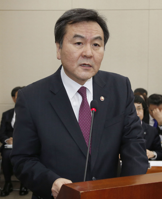 <YONHAP PHOTO-1362> 현안 보고하는 신제윤 금융위원장 (서울=연합뉴스) 이상학 기자 = 신제윤 금융위원장이 5일 국회에서 열린 정무위원회 전체회의에서 현안보고를 하고 있다. 2015.2.5 leesh@yna.co.kr/2015-02-05 15:29:23/ <저작권자 ⓒ 1980-2015 ㈜연합뉴스. 무단 전재 재배포 금지.>
Financial Services Commission chairman Shin Je-yoon.   Yonhap