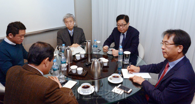 최근의 경제상황과 증세, 복지 문제에 대해 전문가들이 열띤 토론을 벌이고 있다. 왼쪽 위부터 시계방향으로 강호상 서강대 교수, 김정식 연세대 교수, 한상완 현대경제연구원 총괄연구본부장, 이해준 헤럴드경제 선임기자. 정희조 기자/checho@heraldcorp.com