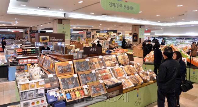 롯데백화점 구리점(왼쪽)과 재래시장의 주말 풍경. 설명절을 앞둔 유통가의 본격적인 대목 장사가 시작되면서 경기 회복의 징후는 곳곳에서 감지된다. 대형마트의 사전 예약은 작년보다 매출이 50%가량 늘어난 것으로 집계됐다. 고객 지갑은 얇아졌지만 유통가의 설대목은 꿈틀대고 있는 것이다. 이상섭 기자/babtong@heraldcorp.com