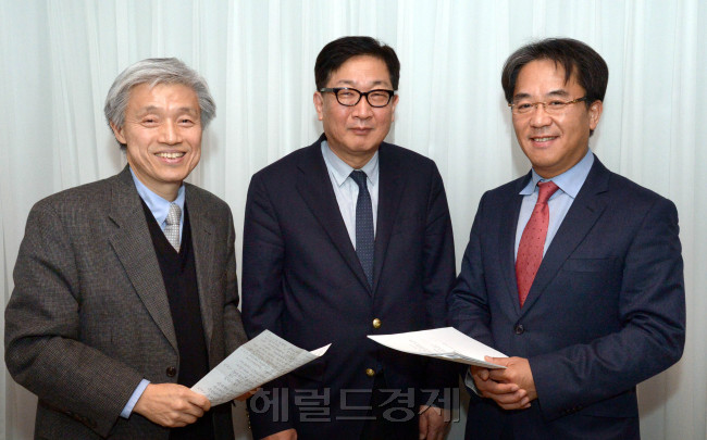 6일 플라자호텔 비지니스센터에서 열린경제좌담회. 좌로부터 강호상 서강대 교수,김정식 연대 교수,한상완 현대경제연구원 전무.<br />정희조 기자/checho@heraldcorp.com 150206
6일 플라자호텔 비지니스센터에서 열린경제좌담회. 좌로부터 강호상 서강대 교수,김정식 연대 교수,한상완 현대경제연구원 전무.
정희조 기자/checho@heraldcorp.com 150206