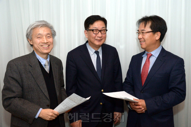 6일 플라자호텔 비지니스센터에서 열린경제좌담회. 좌로부터 강호상 서강대 교수,김정식 연대 교수,한상완 현대경제연구원 전무.  정희조 기자/checho@heraldcorp.com