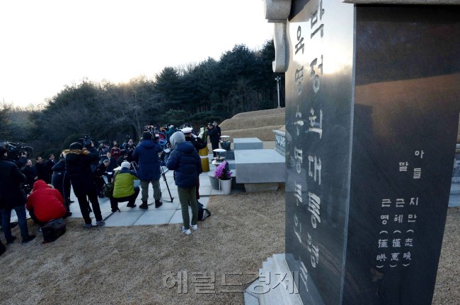 새정치민주연합의 당대표로 당선된 문재인대표최고위원이 9일 동작동국립묘지내 박정희 전대통령에게 참배를 하고 있다./정희조 기자/checho@heraldcorp.com