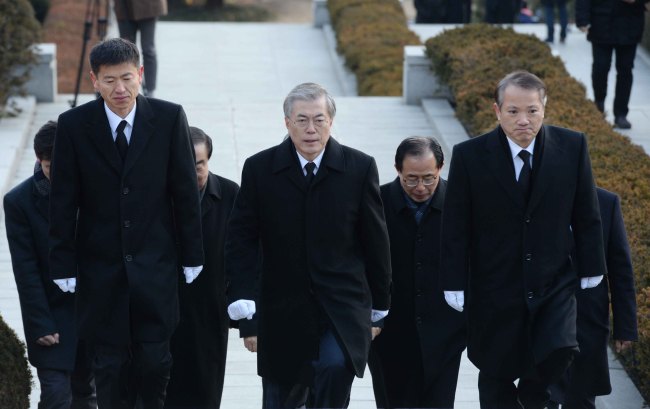 새정치민주연합의 당대표로 당선된 문재인대표최고위원이 9일 동작동국립묘지내 박정희 전대통령에게 참배를 하고 있다. <br />정희조 기자/checho@heraldcorp.com 140209
새정치민주연합의 당대표로 당선된 문재인대표최고위원이 9일 동작동국립묘지내 박정희 전대통령에게 참배를 하고 있다.
정희조 기자/checho@heraldcorp.com 140209