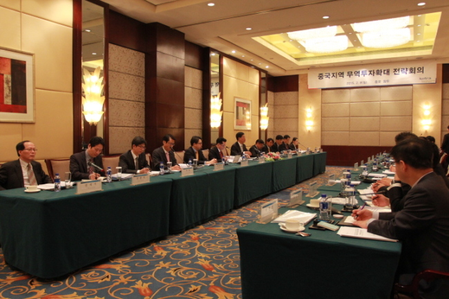 <YONHAP PHOTO-0624> KOTRA, 중국지역 무역관장회의 개최 (서울=연합뉴스) 김재홍 KOTRA 사장 주재로 8일 중국 청두에서 중국지역 무역관장 회의가 열리고 있다. 이 회의에는 전 중국지역 무역관장 19명이 참석했다. 2015.2.8 << KOTRA 제공 >> photo@yna.co.kr/2015-02-08 13:30:37/ <저작권자 ⓒ 1980-2015 ㈜연합뉴스. 무단 전재 재배포 금지.>
<YONHAP PHOTO-0624> KOTRA, 중국지역 무역관장회의 개최 (서울=연합뉴스) 김재홍 KOTRA 사장 주재로 8일 중국 청두에서 중국지역 무역관장 회의가 열리고 있다. 이 회의에는 전 중국지역 무역관장 19명이 참석했다. 2015.2.8 << KOTRA 제공 >> photo@yna.co.kr/2015-02-08 13:30:37/ <저작권자 ⓒ 1980-2015 ㈜연합뉴스. 무단 전재 재배포 금지.>