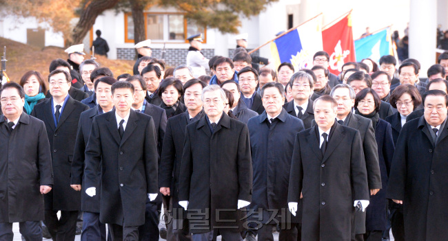 문재인 새정치민주연합 신임 대표가 9일 동작동국립묘지내 전직 대통령 묘소 참배를 위해 입장하고 있다. 정희조 기자/checho@heraldcorp.com