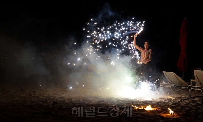 푸켓섬 방타오만 휴양단지 내 앙사나 라구나(Angsana Laguna Phuket)의 비치 클럽에서는 금요일마다 파이어 댄서(Fire Dancer) 칸 좀 판양(Khun Jom Panjiang)의 불쇼가 해변의 밤을 장식한다.