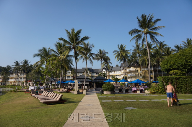 앙사나라구나는 호텔 체인 반얀트리 계열의 리조트다. 반얀트리와 앙사나 라구나를 포함, 단지 내 6개 고급 리조트들이 밀집해 있으며 배를 타고 둘러볼 수 있다.