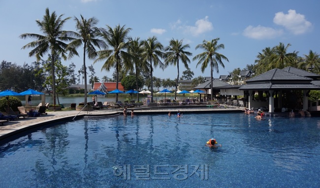 앙사나라구나의 수영장은 푸켓 내 리조트 중에서 가장 크고 긴 것으로 유명하다.