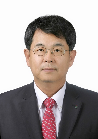 <YONHAP PHOTO-1210> 차기 하나은행장에 김병호 부행장 선임 (서울=연합뉴스) 김병호(54) 하나은행 부행장(하나은행장 직무대행)이 차기 하나은행장으로 선임됐다. 하나금융지주 그룹임원후보추천위원회(임추위)는 9일 오전 서울 중구 을지로 하나금융 본사에서 후보자들에 대한 면접을 진행하고, 김 부행장을 차기 하나은행장으로 추천했다. 2015.2.9 << 하나은행 제공 >> photo@yna.co.kr/2015-02-09 14:01:03/ <저작권자 ⓒ 1980-2015 ㈜연합뉴스. 무단 전재 재배포 금지.>
Kim Byoung-ho