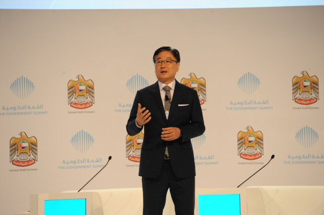 Samsung Electronics co-CEO Yoon Boo-keun speaks at a Dubai forum on Monday.   Samsung Electronics