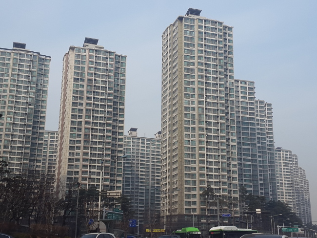 1월부터 전세 찾기 경쟁이 치열하다. 하지만 적당한 매물을 만나기는 쉽지 않다. 1000가구가 넘는 대단지 아파트서도  전세 매물은 손에 꼽을 정도다. 잠실의 한 아파트단지