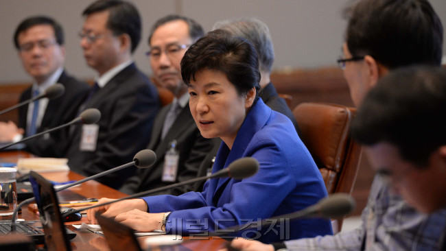 박근혜 대통령은 지난 9일 청와대에서 열린 대통령 주재 수석비서관회의에서 “무엇보다도 중요한 것은 국민의 부담을 최소화하면서 복지를 공고히 할 방안을 찾는 것”이라며 “세수가 부족하니까 국민에게 세금을 더 걷어야된다 하면, 그것이 우리 정치쪽에서 국민에게 할 수 있는 소리냐”면서 최근 일고있는 증세 논란을 강한 어조로 비판했다.
박현구 기자/phko@heraldcorp.com