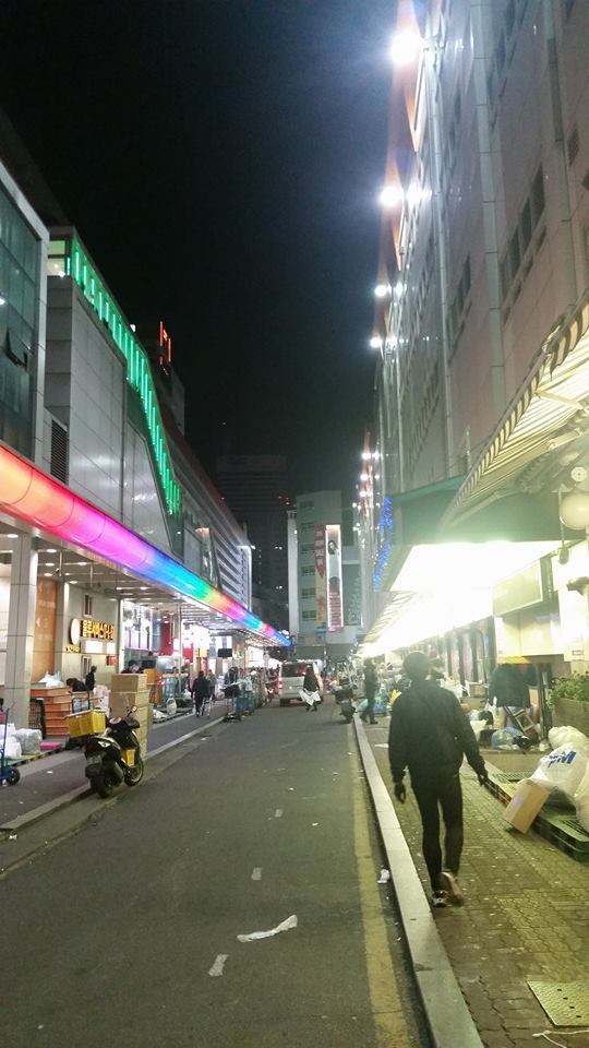 9일 새벽 1시 동대문 도매시장의 한 거리 모습. 발 디딜 틈 없이 붐비던 예전과 달리 한산함마저 느껴진다.