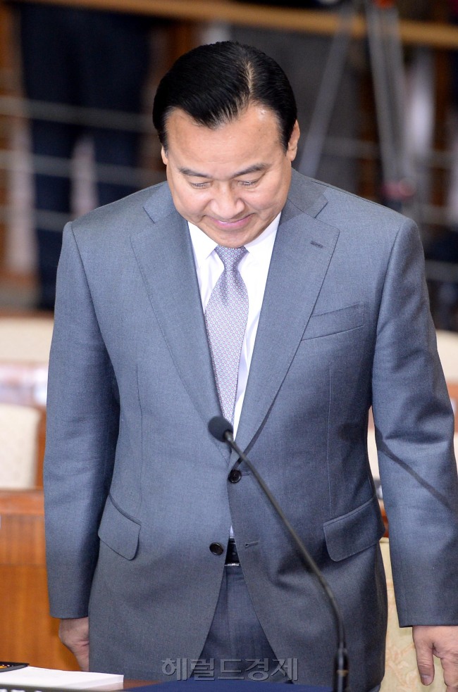 이완구 국무총리후보자가 10일 오전 국회에서 열린 인사청문회에 출석해 선서를 하고 있다.<br />　 <br />　이길동기자.gdlee@heraldcorp.com
이완구 국무총리후보자가 10일 오전 국회에서 열린 인사청문회에 출석해 선서를 하고 있다.
　
　이길동기자.gdlee@heraldcorp.com