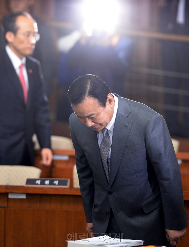 　이완구 국무총리후보자가 10일 오전 국회에서 열린 인사청문회에 출석해 인사를 하고 있다. 이길동기자.gdlee@heraldcorp.com
　이완구 국무총리후보자가 10일 오전 국회에서 열린 인사청문회에 출석해 인사를 하고 있다. 이길동기자.gdlee@heraldcorp.com