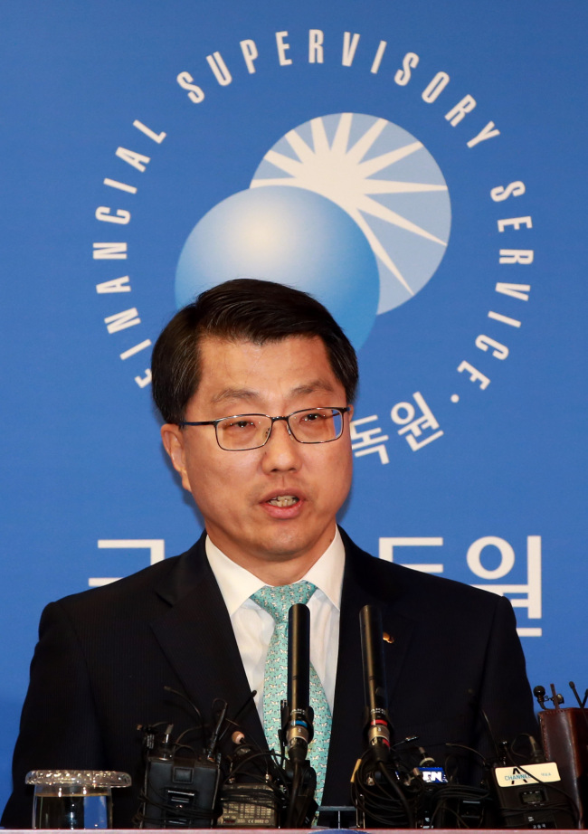 Financial Supervisory Service Gov. Zhin Woong-seob speaks about financial reforms on Tuesday.   Yonhap