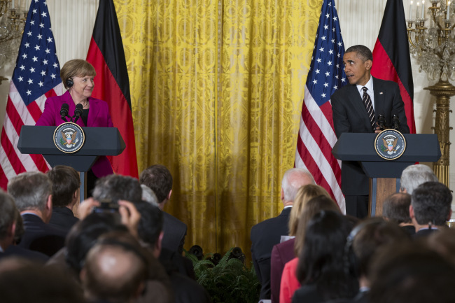 <YONHAP PHOTO-0132> German Chancellor Angela Merkel listens as President Barack Obama speaks during their joint news conference in the East Room of the White House in Washington, Monday, Feb. 9, 2015. The leaders were expected to discuss the ongoing conflict in Ukraine, and arming Ukrainian fighters to wage a more effective battle against Russian-backed separatists. (AP Photo/Evan Vucci)/2015-02-10 05:47:29/ <저작권자 ⓒ 1980-2015 ㈜연합뉴스. 무단 전재 재배포 금지.>
German Chancellor Angela Merkel listens as President Barack Obama speaks during their joint news conference in the East Room of the White House in Washington on Monday.    AP-Yonhap