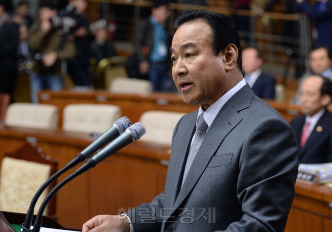 이완구 국무총리후보자가 10일 오전 국회에서 열린 인사청문회에 출석해 모두발언을 하고 있다.   [이길동 기자/gdlee@heraldcorp.com]