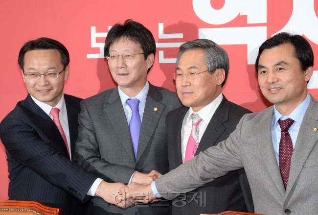 유승민 새누리당 원내대표(왼쪽두번째)와 우윤근 새정치민주연합 원내대표가 10일 국회 새누리당 원내대표실에서 열린 양당 원내대표 주례회동에 앞서  조해진새누리당.안규백새정치민주연합수석원내부대표와 손을 맞잡고  취재진을 위해 포즈를 취하고 있다.(왼쪽부터 조해진새누리당 원내수석부대표,유승민원내대표,우윤근새정치민주연합원내대표,안규백원내수석부대표)이길동기자.gdlee@heraldcorp.com
유승민 새누리당 원내대표(왼쪽두번째)와 우윤근 새정치민주연합 원내대표가 10일 국회 새누리당 원내대표실에서 열린 양당 원내대표 주례회동에 앞서  조해진새누리당.안규백새정치민주연합수석원내부대표와 손을 맞잡고  취재진을 위해 포즈를 취하고 있다.(왼쪽부터 조해진새누리당 원내수석부대표,유승민원내대표,우윤근새정치민주연합원내대표,안규백원내수석부대표)이길동기자.gdlee@heraldcorp.com