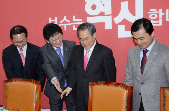 유승민 새누리당 원내대표(왼쪽두번째)가 10일 국회 새누리당 원내대표실에서 열린 양당 원내대표 주례회동에서   우윤근 새정치민주연합 원내대표에게 자리를 권하고 있다.이길동기자.gdlee@heraldcorp.com
유승민 새누리당 원내대표(왼쪽두번째)가 10일 국회 새누리당 원내대표실에서 열린 양당 원내대표 주례회동에서   우윤근 새정치민주연합 원내대표에게 자리를 권하고 있다.이길동기자.gdlee@heraldcorp.com