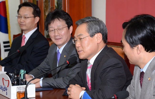 우윤근 새정치민주연합 원내대표가 10일 국회 새누리당 원내대표실에서 열린 양당 원내대표 주례회동에서 모두발언을 하고 있다.이길동기자.gdlee@heraldcorp.com
우윤근 새정치민주연합 원내대표가 10일 국회 새누리당 원내대표실에서 열린 양당 원내대표 주례회동에서 모두발언을 하고 있다.이길동기자.gdlee@heraldcorp.com