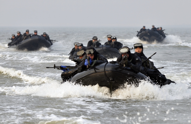 <YONHAP PHOTO-1128> 한미 연합 해상침투훈련 (서울=연합뉴스) 10일 강화도 하일리 해안에서 열린 한미 해병대 연합 해상침투훈련에서 장병들이 상륙 기습 고무보트(IBS)를 이용해 상륙해안으로 기동하고 있다. 2015.2.10 << 해병대사령부 제공 >> photo@yna.co.kr/2015-02-10 14:45:46/ <저작권자 ⓒ 1980-2015 ㈜연합뉴스. 무단 전재 재배포 금지.>
South Korean and U.S. marines on inflatable boats participate in a joint maritime infiltration drill off the shore of Ganghwado Island in the West Sea on Tuesday.   Yonhap