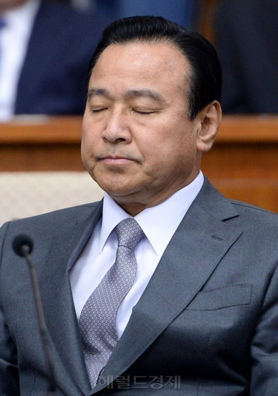 사진=이완구 국무총리후보자가 10일 오전 국회에서 열린 인사청문회에 출석해 눈을 감고 의원들의 질의를 듣고 있다.이길동기자.gdlee@heraldcorp.com