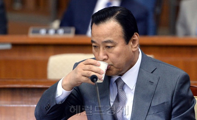 이완구 국무총리후보자가 10일 오전 국회에서 열린 인사청문회에 출석해 답변도중 목을 축이고 있다. [이길동 기자/gdlee@heraldcorp.com]