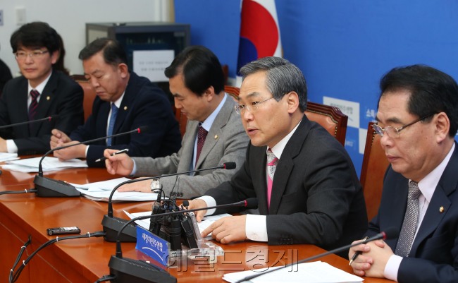우윤근 새정치민주연합 원내대표가 10일 오전 국회에서 열린 원내대책회의에서 모두발언을 하고 있다. [이길동 기자/gdlee@heraldcorp.com]