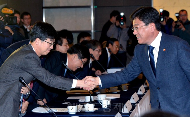 윤상직 산업통상자원부 장관이 11일 오전 서울 플라자호텔에서 열린 주요기업투자간담회에 참석, 간담회가 시작되기전 참석자들과 인사하고 있다.  정희조 기자/checho@heraldcorpd.com 150211
11일 오전 서울 중구 소공동 더플라자호텔에서 산업통상자원부와 전경련 주최로 열린 ‘주요기업 투자간담회’에서 윤상직 산업통상자원부 장관이 참석한 대기업 CEO들과 인사하고 있다. 정희조 기자/checho@
11일 오전 서울 중구 소공동 더플라자호텔에서 산업통상자원부와 전경련 주최로 열린 ‘주요기업 투자간담회’에서 윤상직 산업통상자원부 장관이 참석한 대기업 CEO들과 인사하고 있다. 정희조 기자/checho@