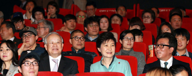 지난달 28일 ‘국제시장’을 관람하는 朴대통령.