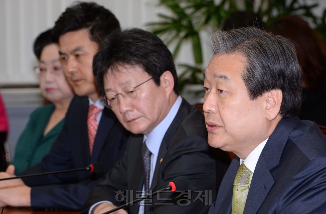 김무성 새누리당대표가 11일 오전 국회에서 열린 최고중진연석회의에서 모두발언을 하고 있다.이길동기자.gdlee@heraldcorp.com
김무성 새누리당대표가 11일 오전 국회에서 열린 최고중진연석회의에서 모두발언을 하고 있다.이길동기자.gdlee@heraldcorp.com