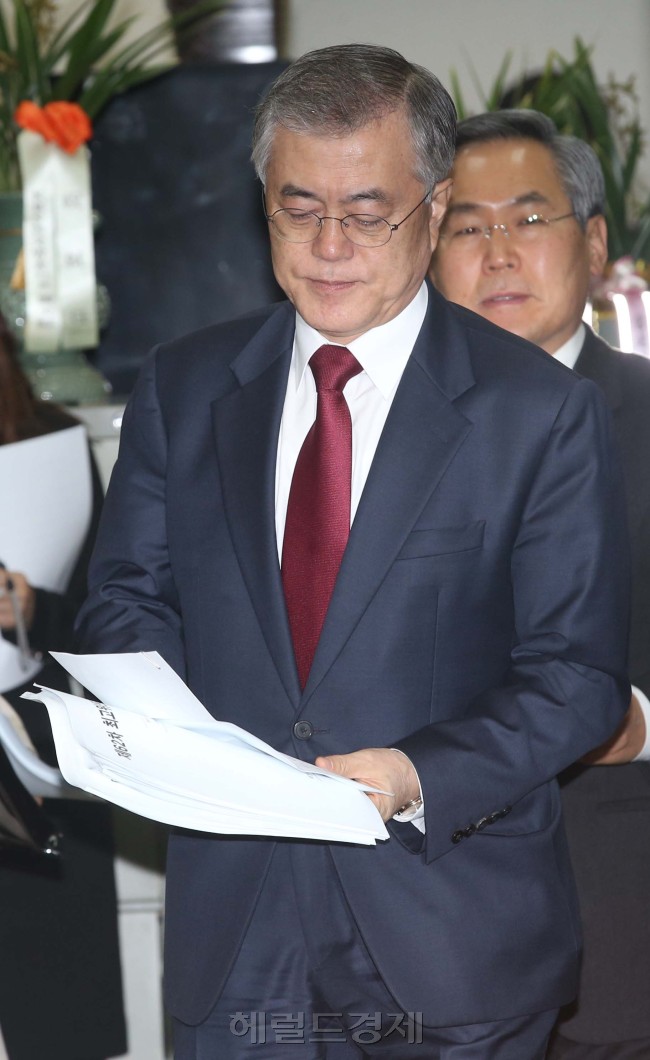 문재인 새정치민주연합 대표가 11일 오전 국회에서 열린 최고위원회의에 참석하기위해 회의장에 들어오고 있다.이길동기자.gdlee@heraldcorp.com
문재인 새정치민주연합 대표가 11일 오전 국회에서 열린 최고위원회의에 참석하기위해 회의장에 들어오고 있다.이길동기자.gdlee@heraldcorp.com