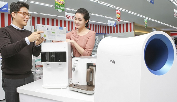 교원그룹 직원들이 11일 전자랜드프라이스킹 매장에 자사 환경가전 제품을 전시하고 있다.